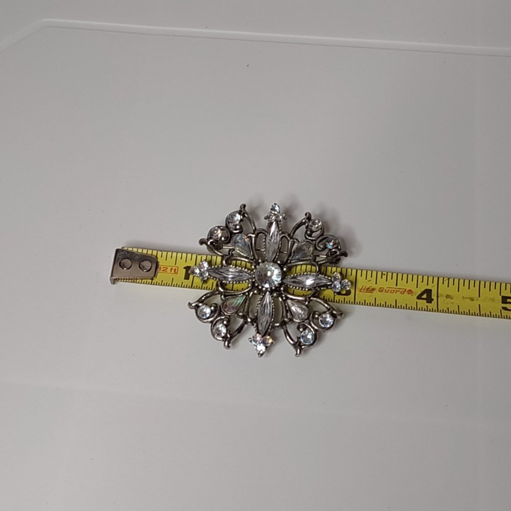 Pretty Vintage Metal And Plastic Brooch - Picture 11 of 11